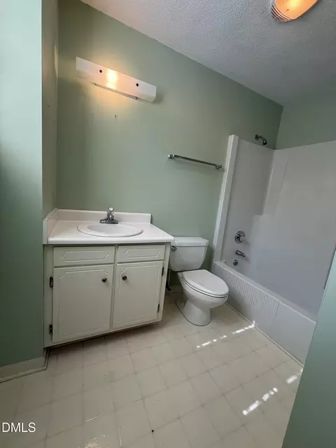 Bath - 907 Chestnut Dr, Smithfield, NC 27577 photo 2 of 3