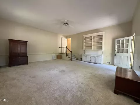 Living - 907 Chestnut Dr, Smithfield, NC 27577 photo 6 of 8
