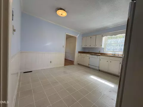 Kitchen - 907 Chestnut Dr, Smithfield, NC 27577 photo 2 of 2