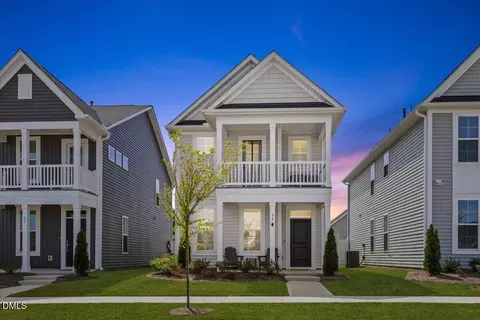 33 Pear Blossom Pkwy, Clayton, NC 27520