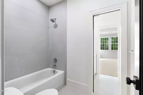 Bath - 6 Chantilly Pl, Durham, NC 27707 photo 7 of 10