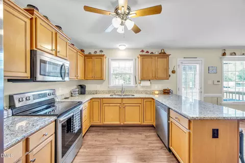 Kitchen - 59 Long Grass Dr, Smithfield, NC 27577 photo 2 of 5