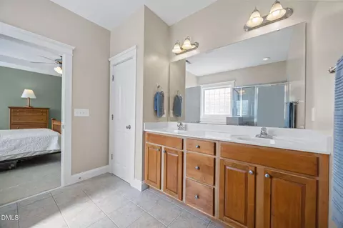 Bath - 110 Bridgegate Dr, Cary, NC 27519 photo 4 of 4