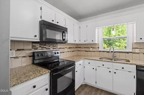 Kitchen - 150 Brett Cir, Benson, NC 27504 photo 3 of 4