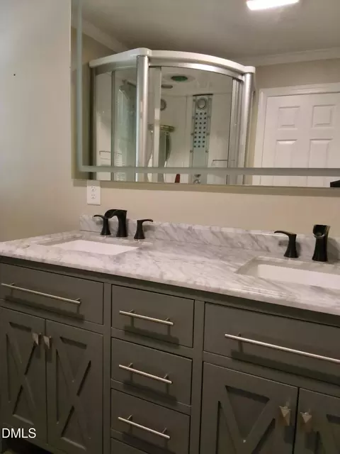 Bath - 4417 Springbrook Dr, Burlington, NC 27215 photo 4 of 6