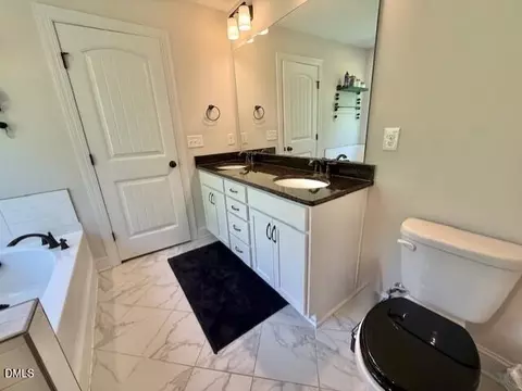 Bath - 77 Capewood Ct, Garner, NC 27529 photo 3 of 4