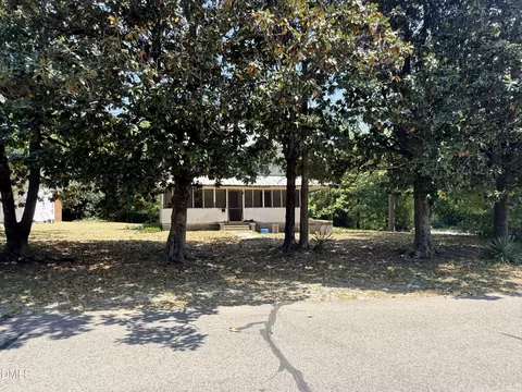 1011 W New York Ave, Southern Pines, NC 28387