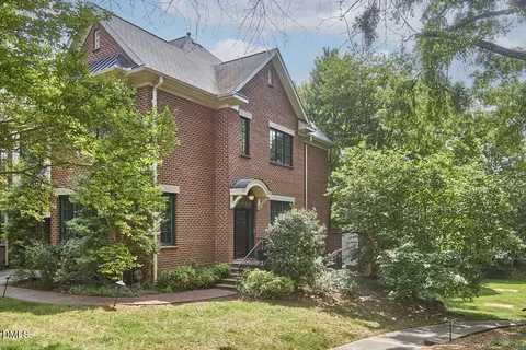 105 Village Gate Dr, Chapel Hill, NC 27514