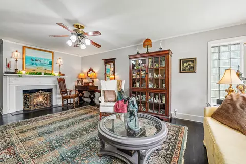 Living - 203 E Davis St, Smithfield, NC 27577 photo 3 of 4