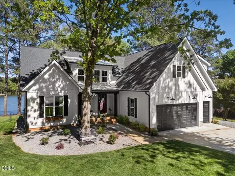 125 Lakeview Cir, Gasburg, VA 23857