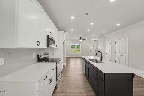 Kitchen - 79 Evelene Way, Clinton, NC 28328 photo 3 of 4