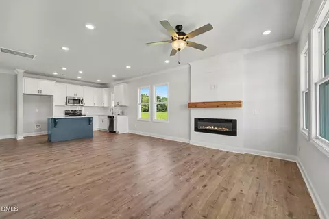 Living - 99 Evelene Way, Clinton, NC 28328 photo 2 of 3