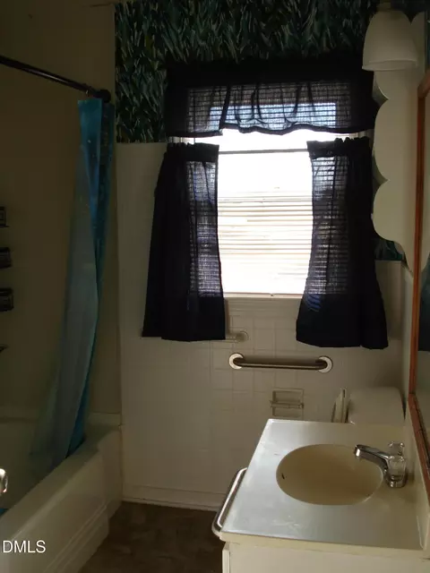 Bath - 202 N Wayne Ave, Dunn, NC 28334 photo 1 of 1