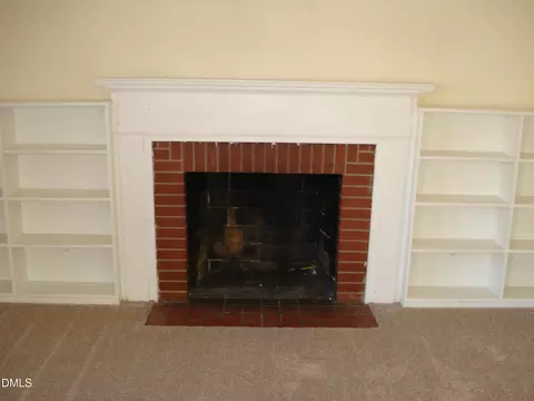 Living - 202 N Wayne Ave, Dunn, NC 28334 photo 2 of 4