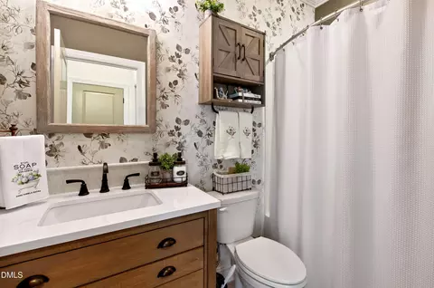 Bath - 1127 Surveyor Dr, Durham, NC 27703 photo 2 of 4