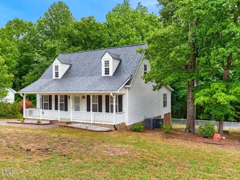 98 Starcroft Dr, Fuquay Varina, NC 27526