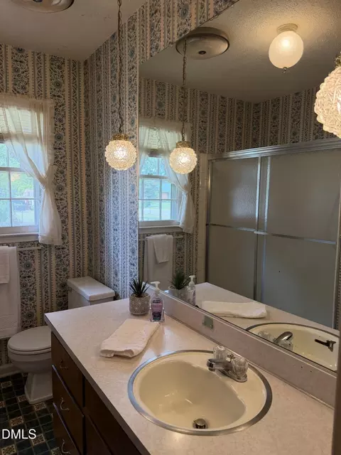 Bath - 1612 Fairground Rd, Dunn, NC 28334 photo 4 of 10