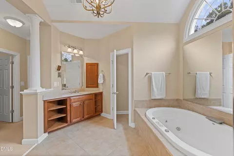 Bath - 400 Allenhurst Pl, Cary, NC 27518 photo 3 of 6