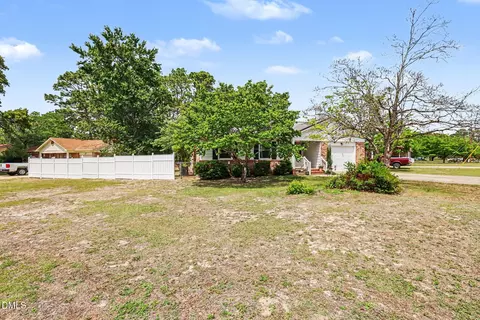 3228 Old Oak Ln, Hope Mills, NC 28348