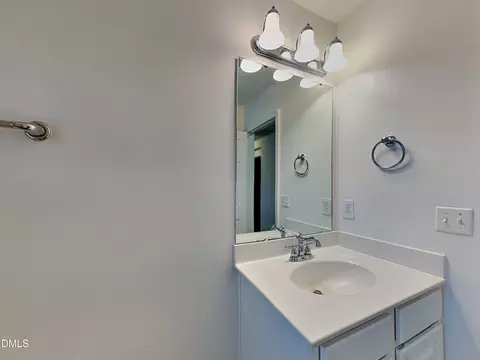 Bath - 2809 Roundleaf Ct, Raleigh, NC 27604 photo 4 of 4