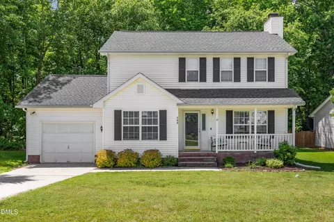 809 Swan Hill Ct, Fuquay Varina, NC 27526