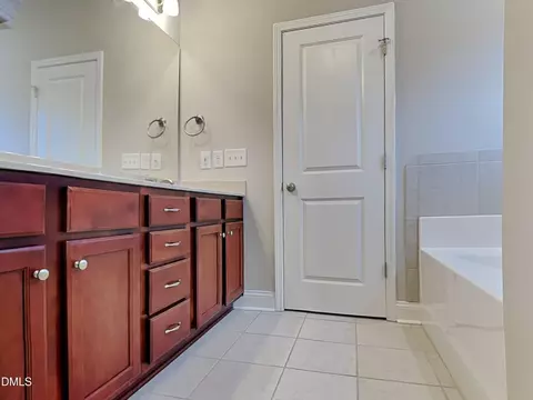 Bath - 182 Rolling Oaks Ln, Benson, NC 27504 photo 1 of 2