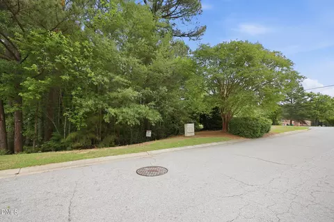 817 Oakhall Dr, Holly Springs, NC 27540