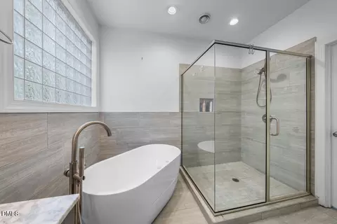 Bath - 42 Cheswick Pl, Durham, NC 27707 photo 2 of 5