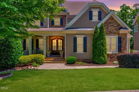 121 Synandra Ln, Holly Springs, NC 27540