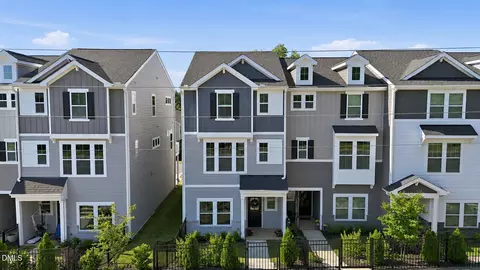 211 Pond View Ct, Fuquay Varina, NC 27526