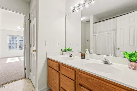 Bath - 10 Moorefield Ct, Durham, NC 27705 photo 2 of 2