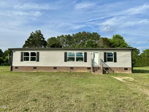 313 Old Country Ln, Selma, NC 27576