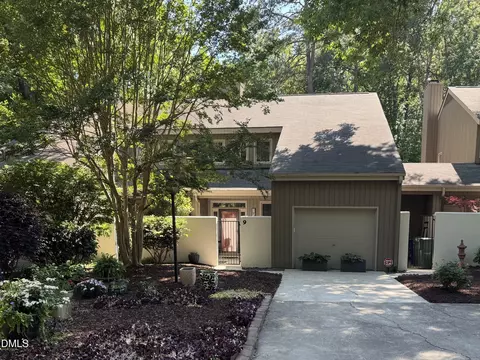 9 Tottenham Ln, Chapel Hill, NC 27517