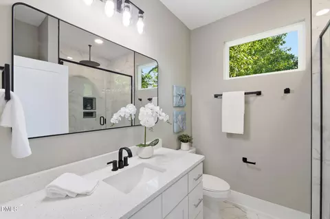 Bath - 1013 B Carroll St, Durham, NC 27707 photo 2 of 5