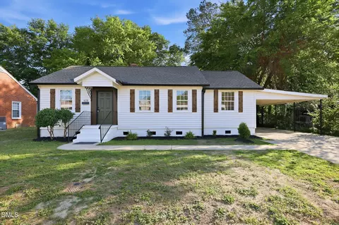 408 E Canary St, Dunn, NC 28334