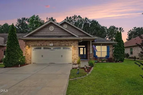 608 Sippihaw Oaks Dr, Fuquay Varina, NC 27526