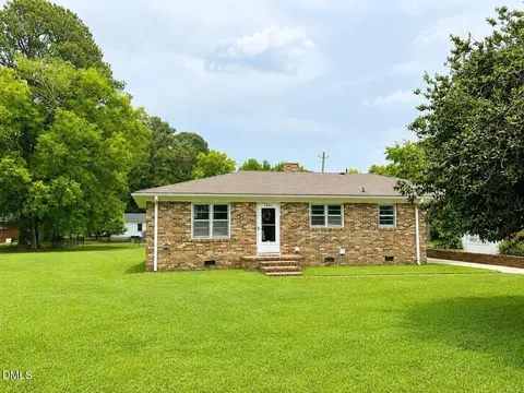 104 W Crestview Dr, Smithfield, NC 27577