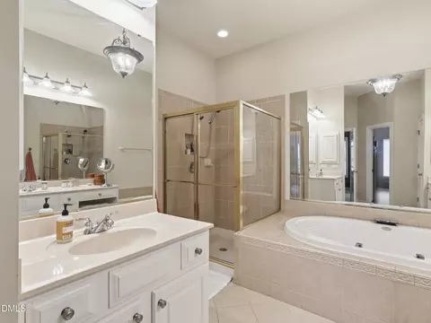 Bath - 351 Bridgegate Dr, Cary, NC 27519 photo 4 of 6