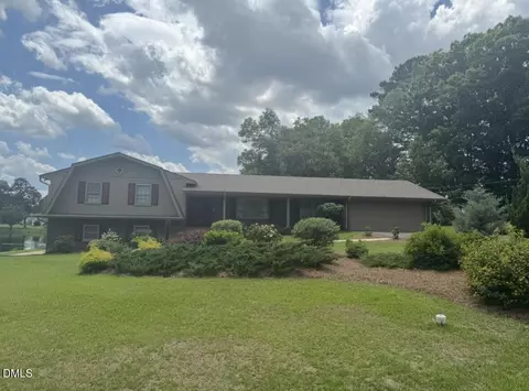 200 Edgewater Dr, Broadway, NC 27505