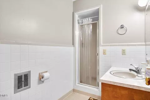 Bath - 200 Edgewater Dr, Broadway, NC 27505 photo 4 of 4
