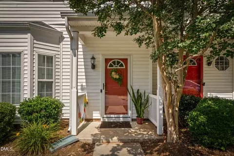 215 Pointe Crest Ct, Cary, NC 27513