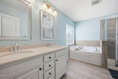 Bath - 636 Hiddenbrook Dr, Durham, NC 27703 photo 2 of 4