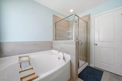 Bath - 636 Hiddenbrook Dr, Durham, NC 27703 photo 3 of 4