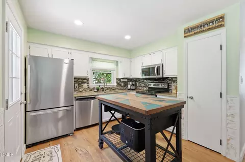 Kitchen - 224 Rosehaven Dr, Raleigh, NC 27609 photo 4 of 4