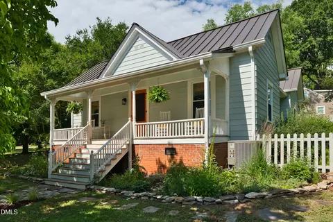 108 S Occoneechee St, Hillsborough, NC 27278