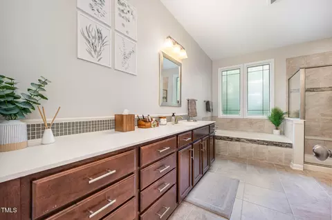 Bath - 104 El Paso Ave, Durham, NC 27703 photo 2 of 5