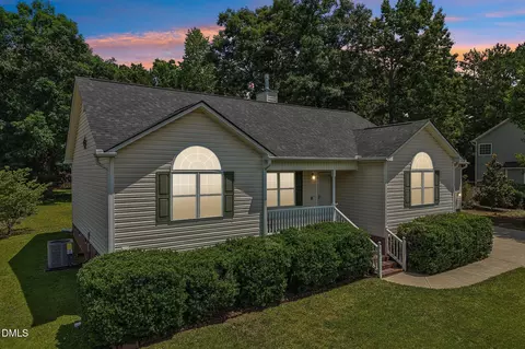 401 Kinsman Ct, Fuquay Varina, NC 27526
