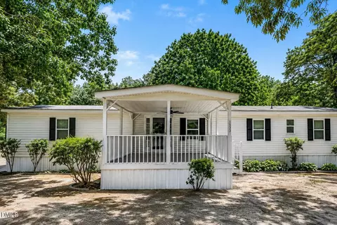 135 Trails End Dr, Selma, NC 27576