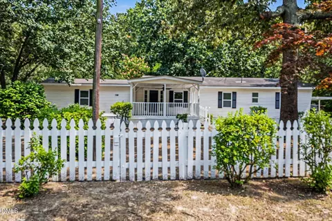 135 Trails End Dr, Selma, NC 27576