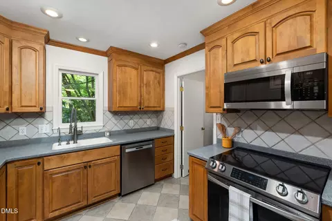 Kitchen - 1615 Valley Run, Durham, NC 27707 photo 3 of 4
